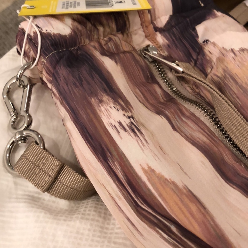 VINCE CAMUTO HARLO SMALL TOTE NWT - Picture 4 of 9